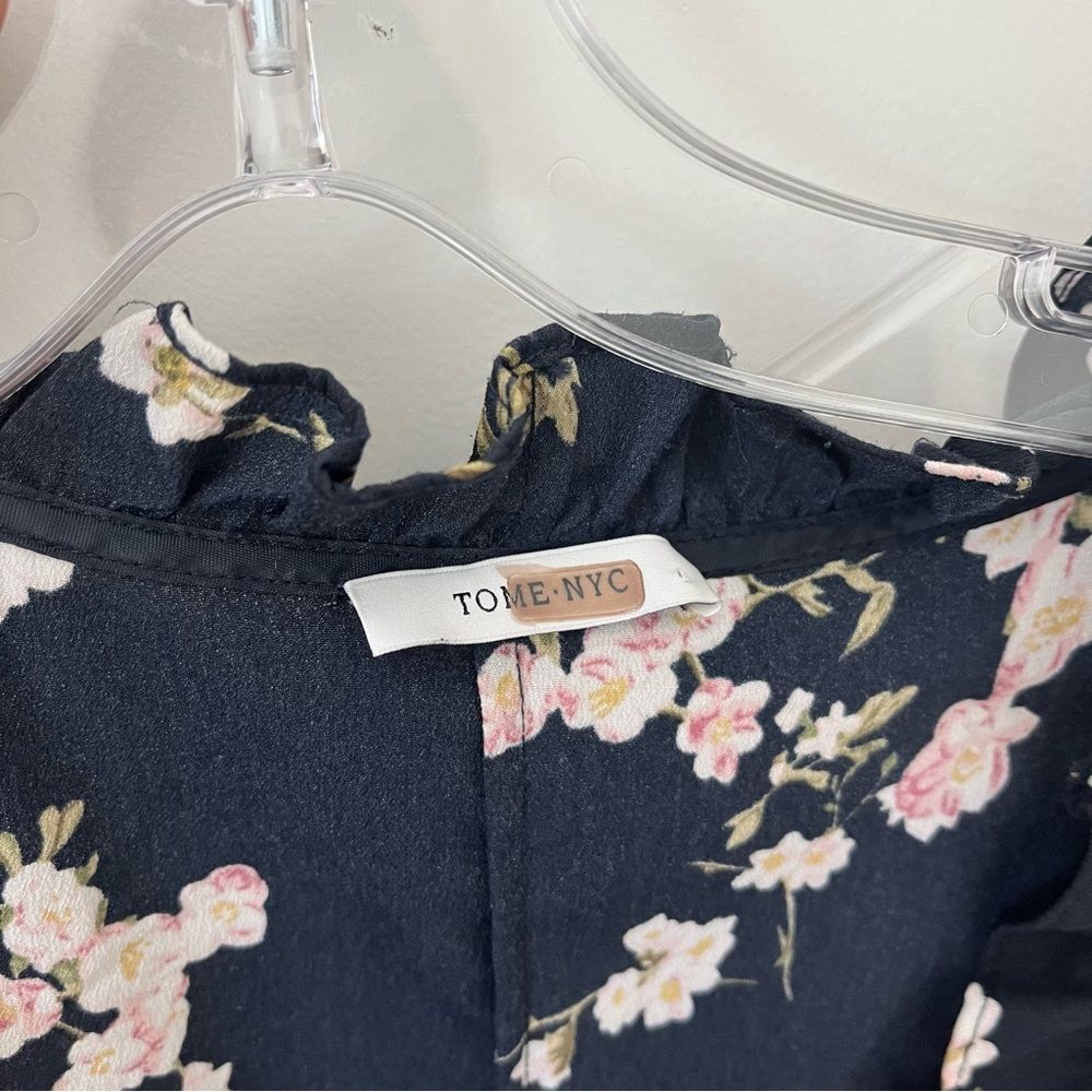 Tome NYC Lilian Navy Floral Flutter Sleeve V Neck Top Blouse - Picture 7 of 10
